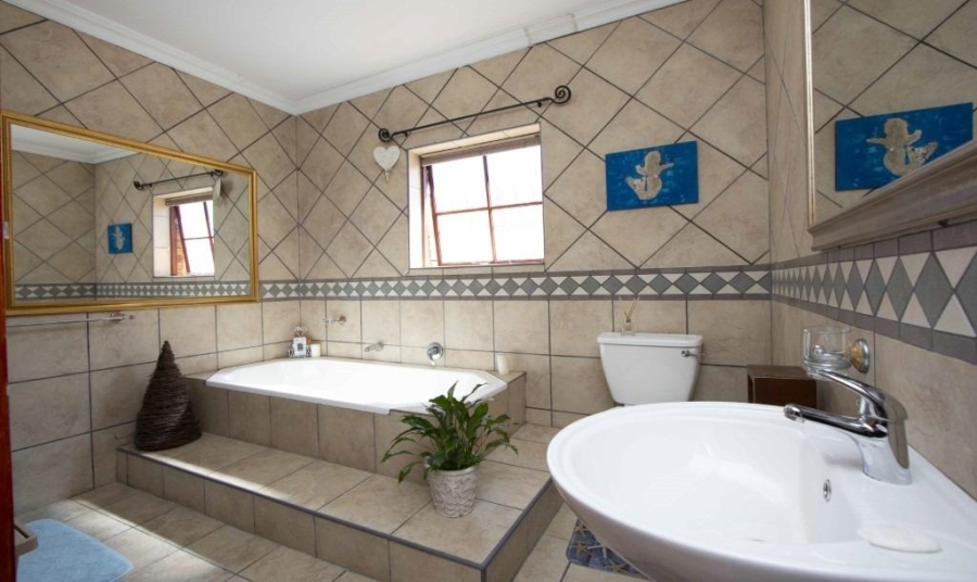 To Let 5 Bedroom Property for Rent in Parklands Western Cape